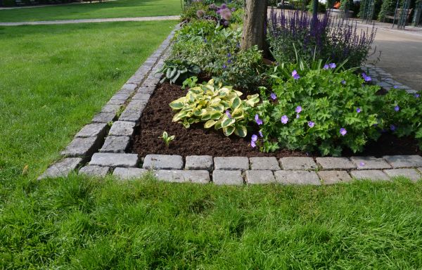 Flower Bed Mulching in Macomb